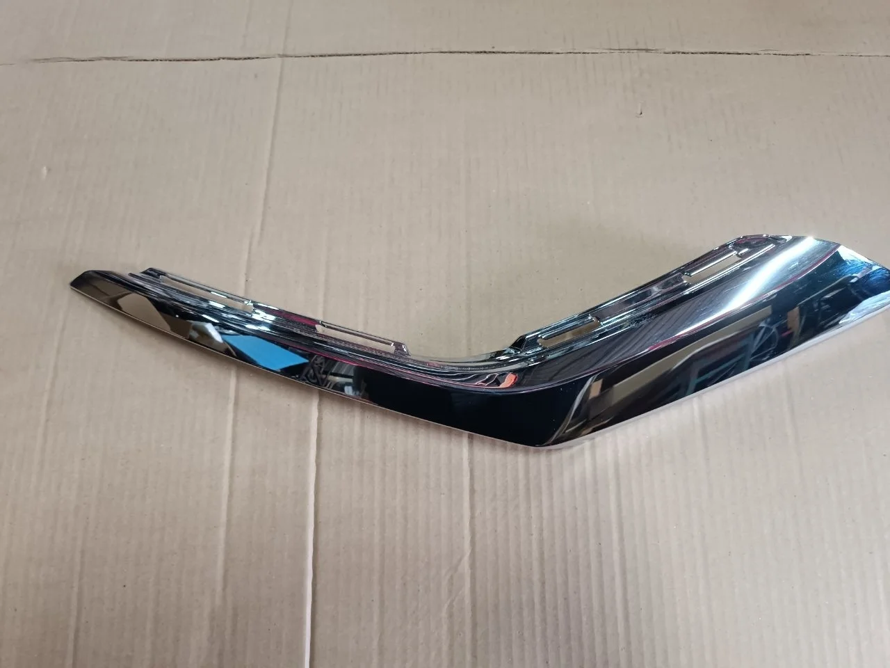 Молдинг бампера Mitsubishi Outlander 2021 6407A144, передний правый