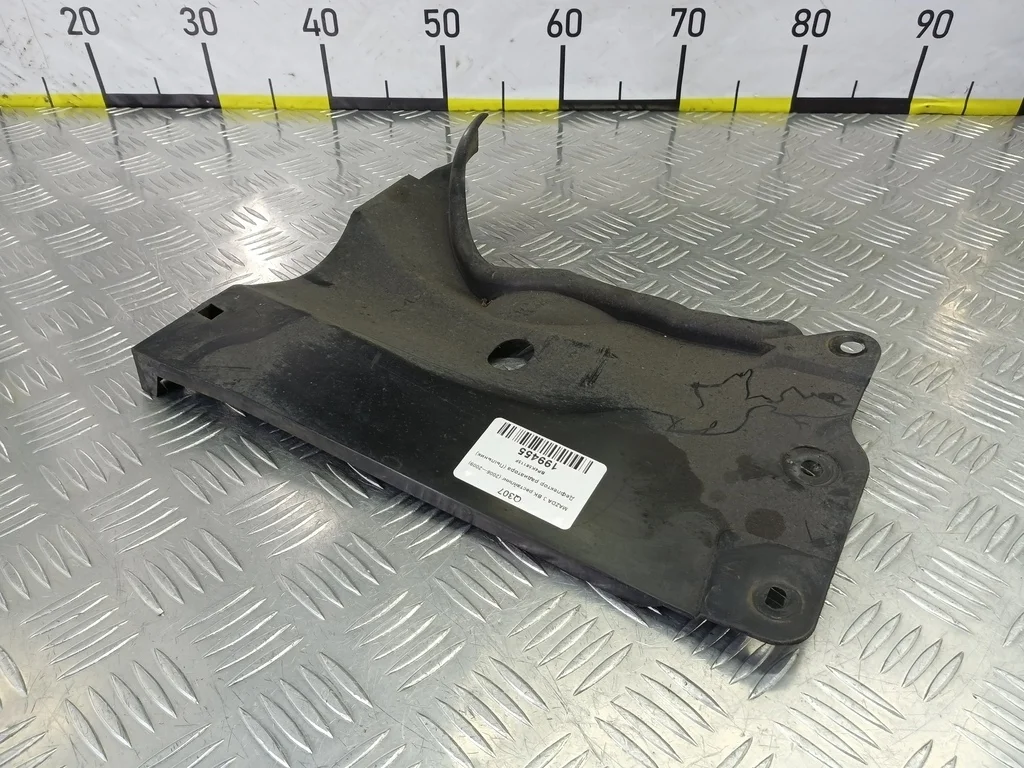 Дефлектор радиатора (Пыльник) MAZDA 3 BK рестайли