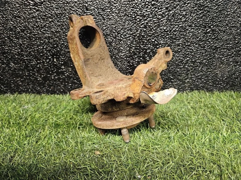 Поворотный кулак передний правый Ford Focus II