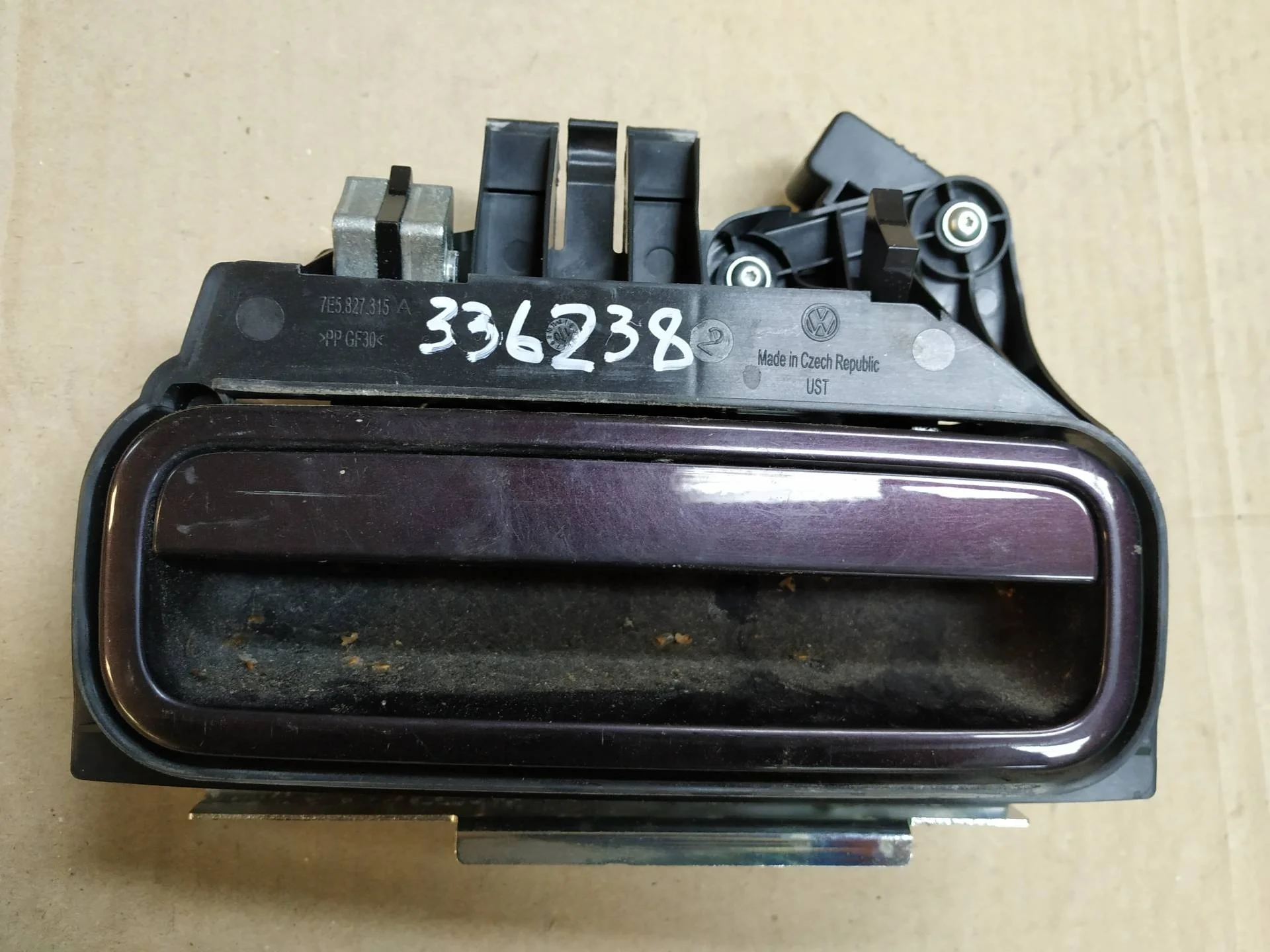 ручка наружная двери задней левой Volkswagen   2012