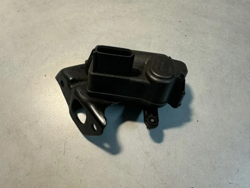 Механизм изменения геометрии впускного коллектора Volvo XC90