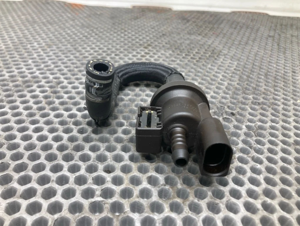 Клапан вентиляции топливного бака Volkswagen Touareg 2010 7L