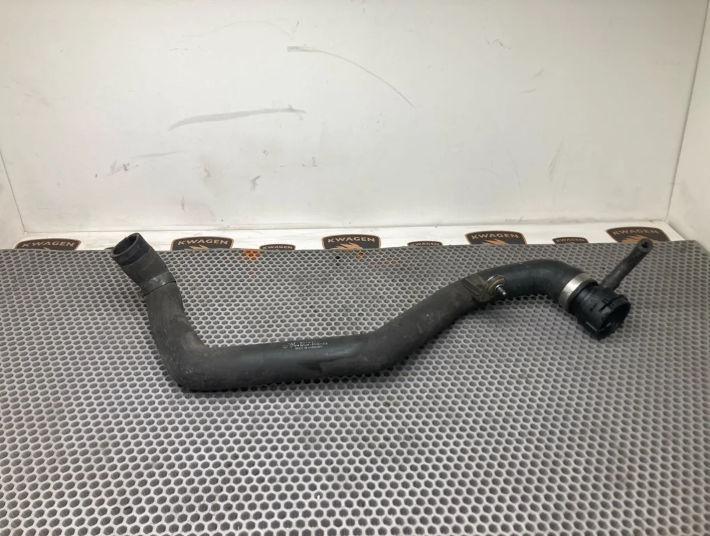 Патрубок системы охлаждения Volkswagen Touareg 2010 7P