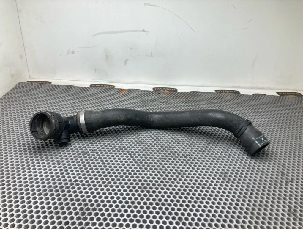 Патрубок системы охлаждения Audi Q7 2010 4L