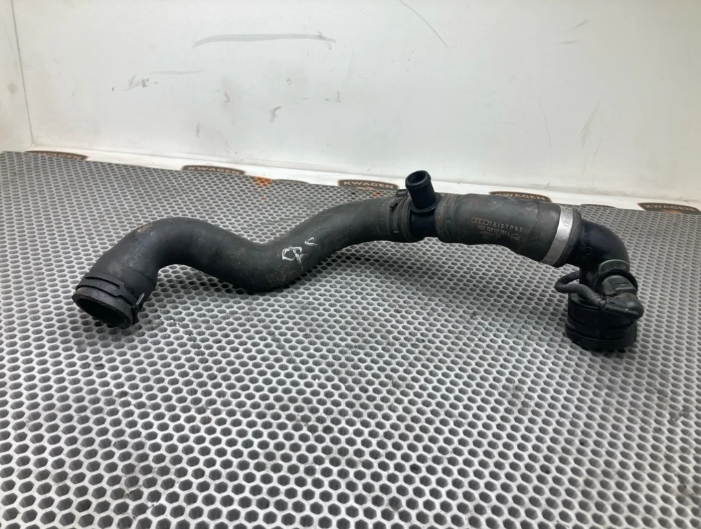 Патрубок системы охлаждения Audi Q7 2010 4L