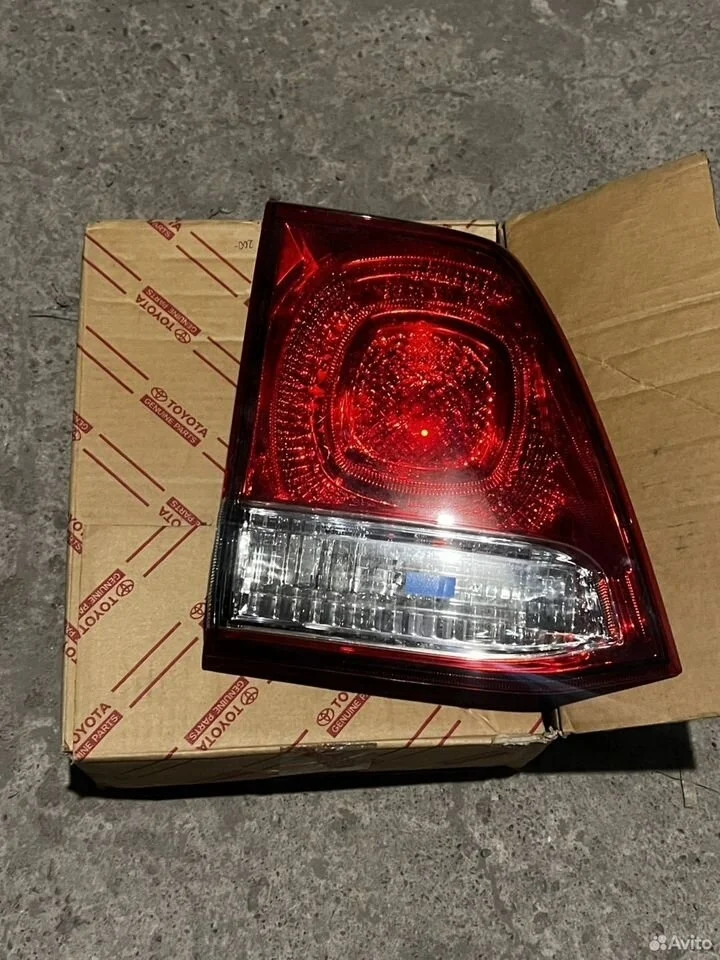 Задний правый фонарь внутренний toyota lc 200