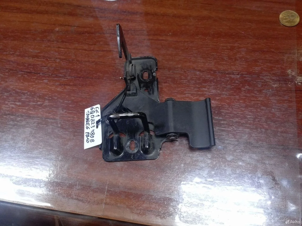 Замок капота с крючком vw touareg 6q0823480b