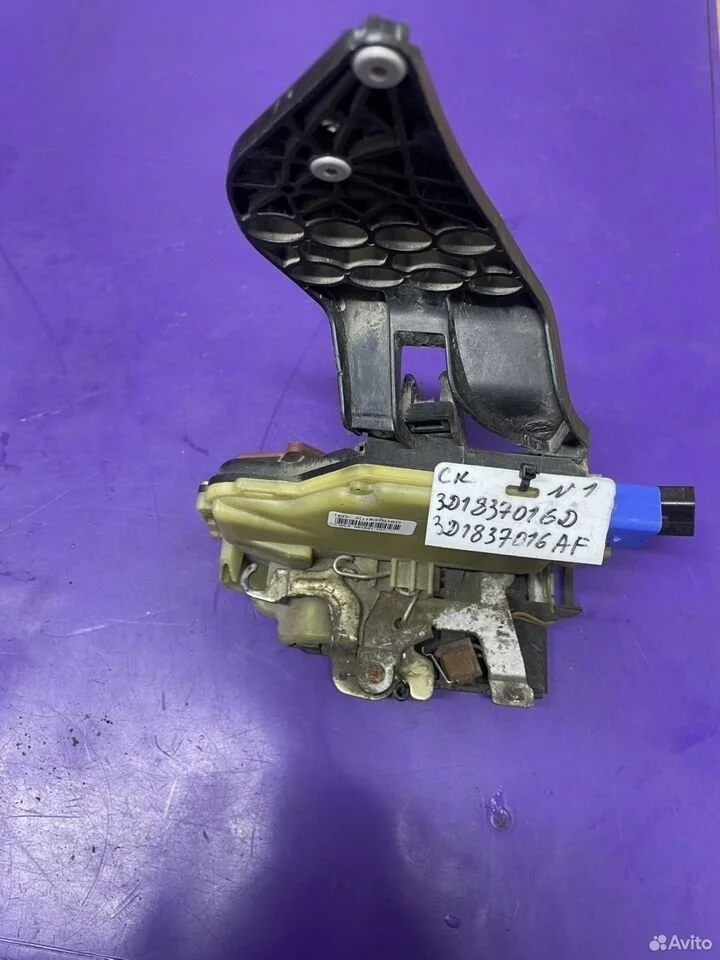 Замок передний правый vag 3d1837016d