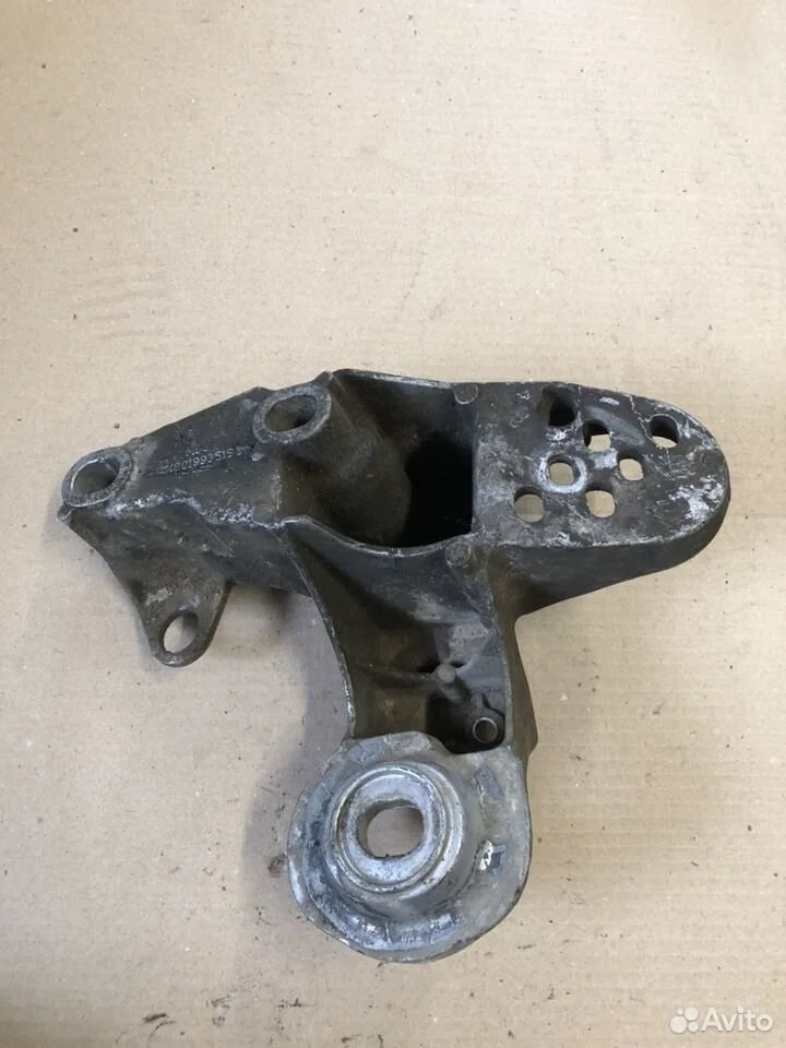 Кронштейн двигателя vag a4 a6 passat 8e0199351m