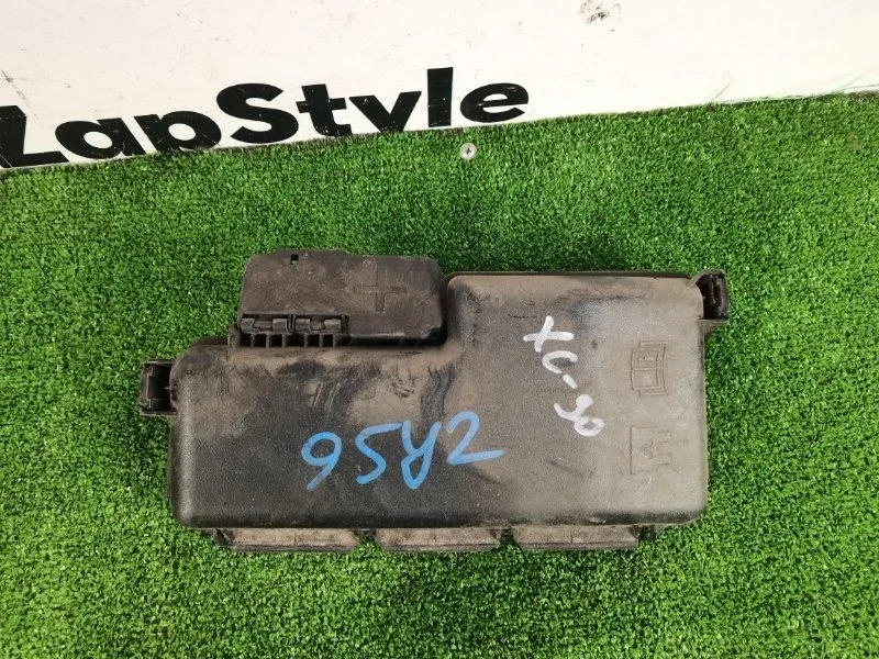 Крышка блока предохранителей volvo xc90 2008 1