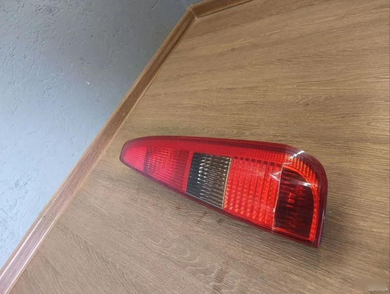 Фонарь Ford Focus 2