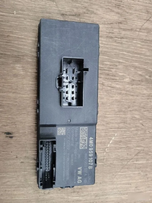 Блок управления крышкой багажника Audi A4 B9