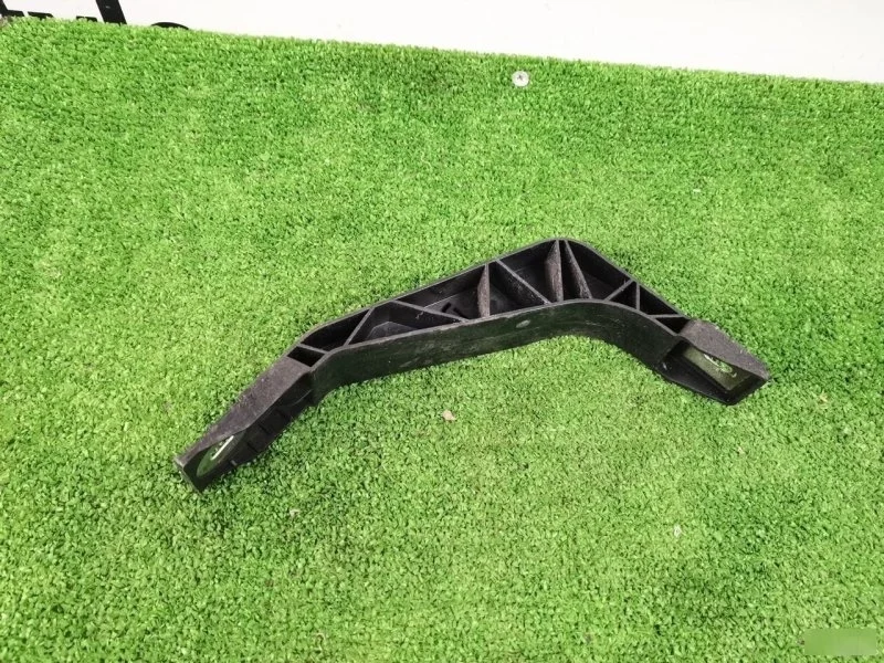 Кронштейн радиатора Audi Q3 8U