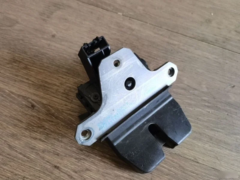 Замок крышки багажника Ford Focus