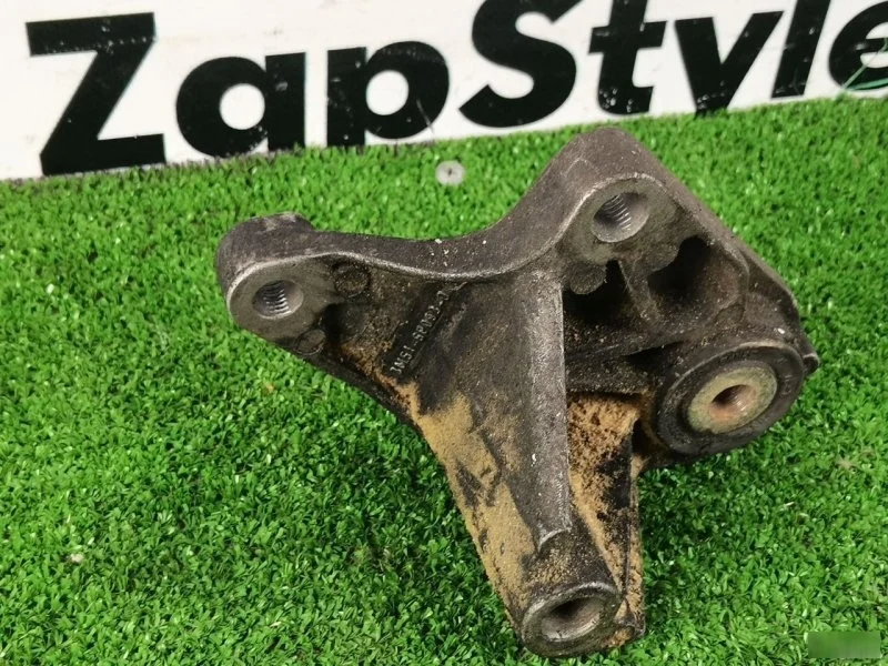 Нижняя опора мкпп кронштейн Ford Focus