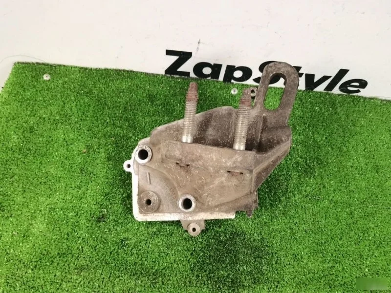 Кронштейн опоры двс Ford Focus 3