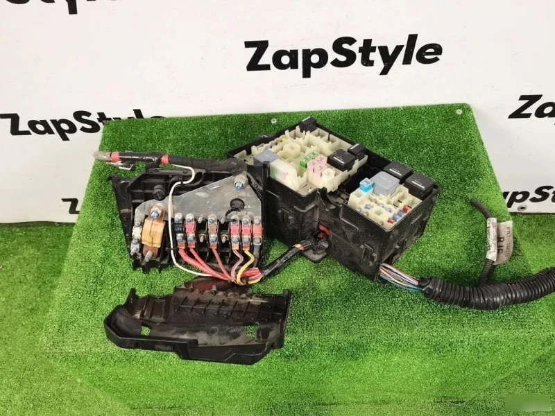 Блок предохранителей Ford Kuga 2