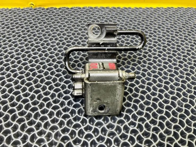 Петля двери Volkswagen Touareg 2006 7L0831411A 7LA 2.5 BAC, передняя левая