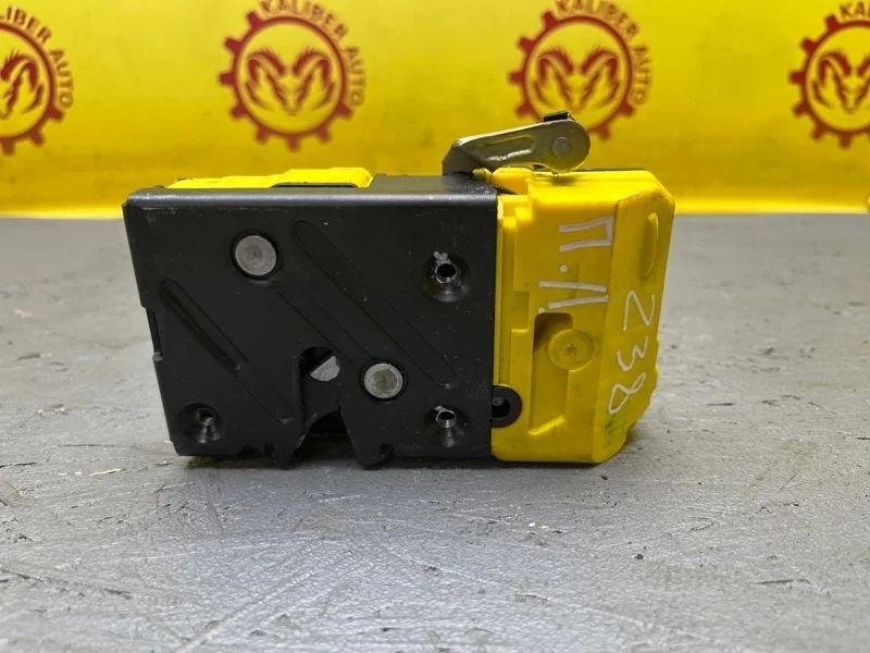 Замок двери Volvo XC90 2007 30699747 2.4 D5244T4, передний левый