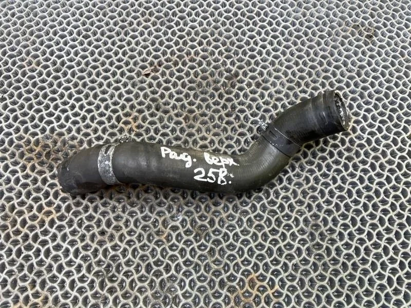 Патрубок радиатора Nissan Pathfinder 2007 215013X00A R51 2.5 YD25DDTI