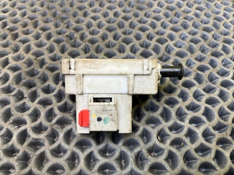 Датчик включения стоп сигнала Chrysler Voyager 5/Grand Caravan 2008 56045043AG 2.8 ENS