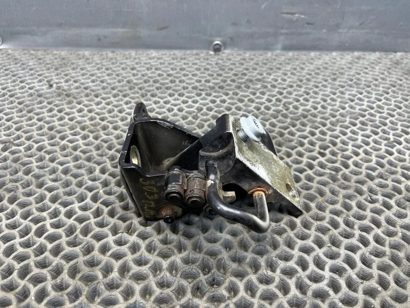 Петля двери Volkswagen Touareg 2004 7L0831411A 7LA 2.5 BAC 033884, передняя левая