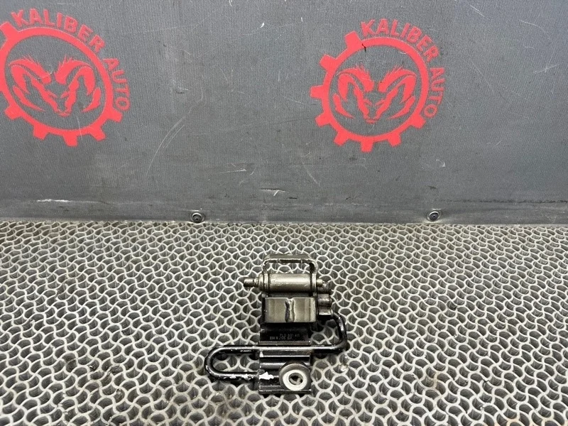 Петля двери Volkswagen Touareg 2005 7L0831411A 7LA 3.2 BMV, передняя левая