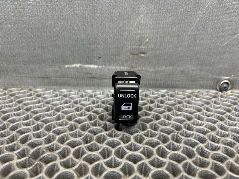 Кнопка центрального замка Nissan Pathfinder 2011 252105X00A R51M 2.5 YD25DDTI