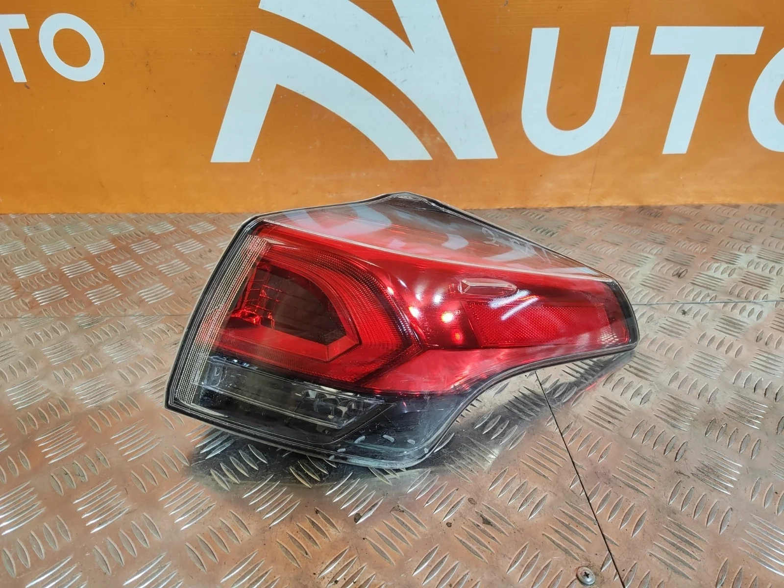 Фонарь внешний Toyota RAV4 2015-2019 CA40