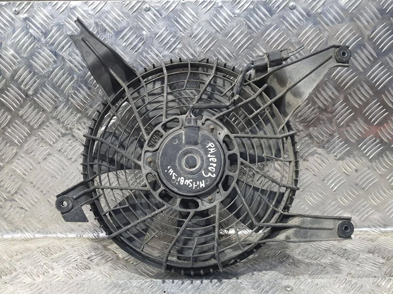 вентилятор кондиционера Mitsubishi Pajero 3