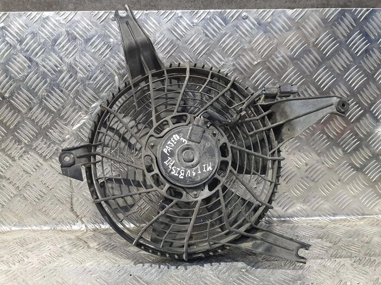 вентилятор кондиционера Mitsubishi Pajero 3