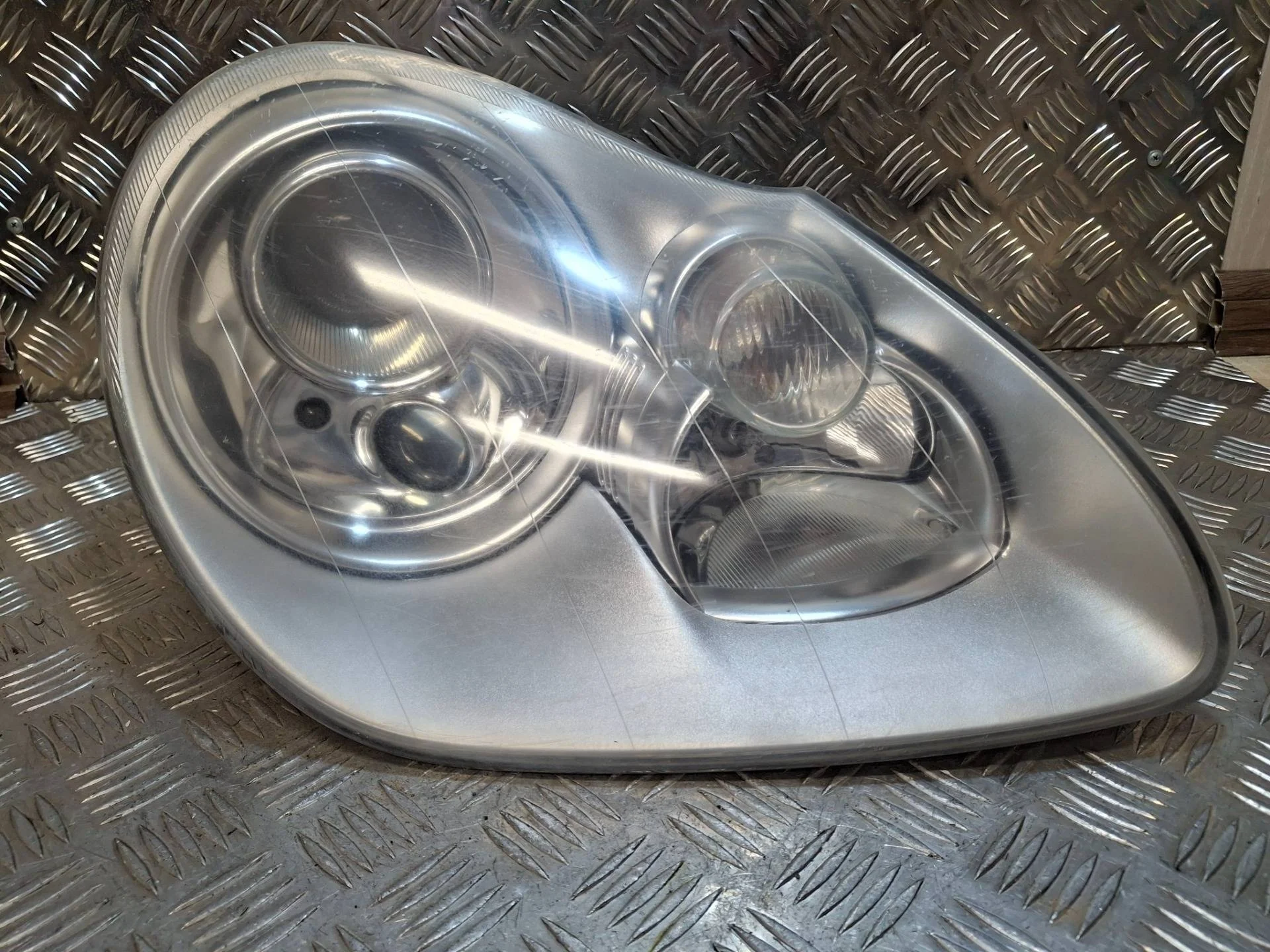 фара правая Porsche Cayenne 955