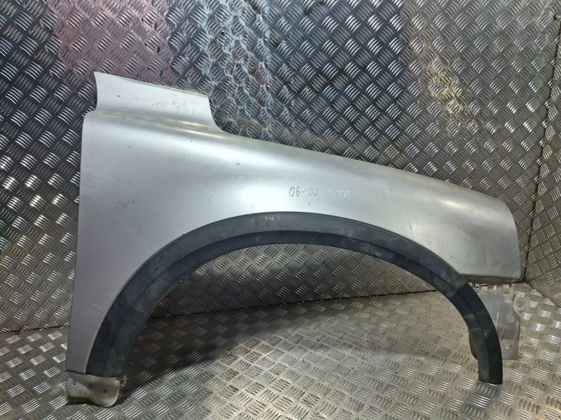 крыло переднее правое Volvo XC90   серый