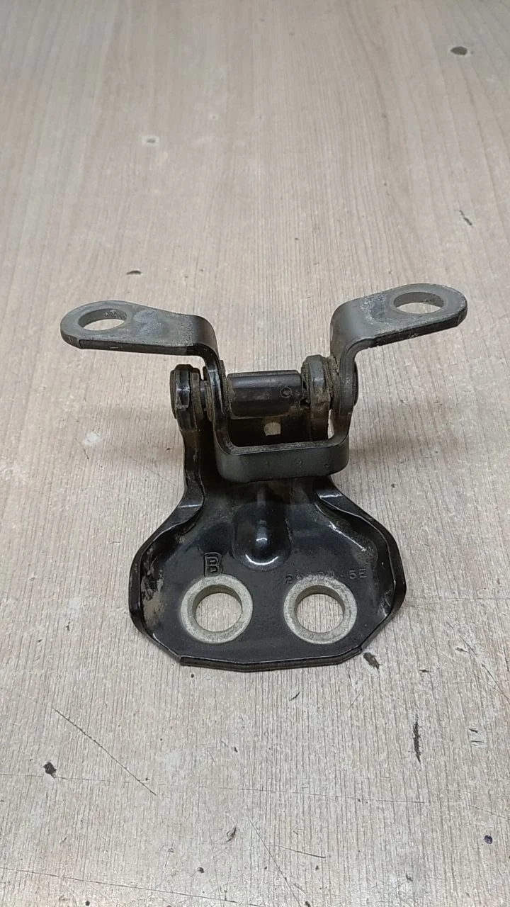 [Б/У] Петля двери задней правой нижняя - (Состояние: Отличное) [ХОРОШЕЕ] [Код: 00688613 ]