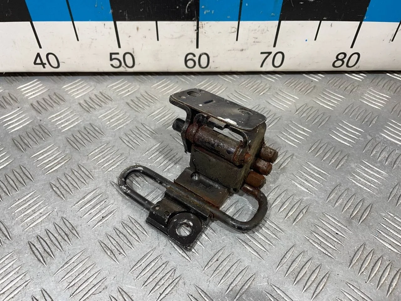 [Б/У] Петля двери передней левой нижняя [Код: 00682700 ]