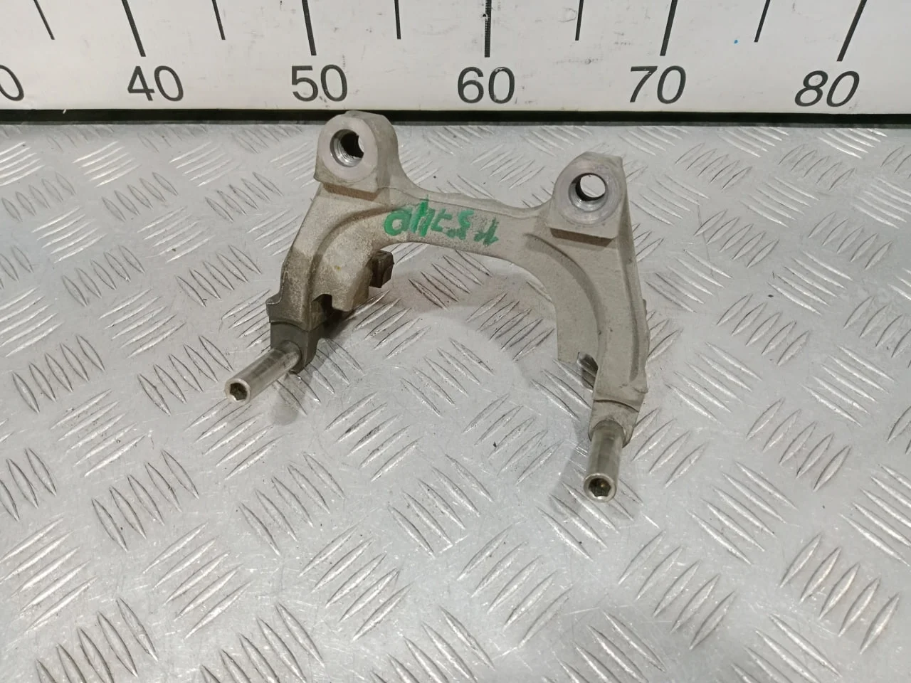 [Б/У] Скоба суппорта заднего [Код: 00688435 ]