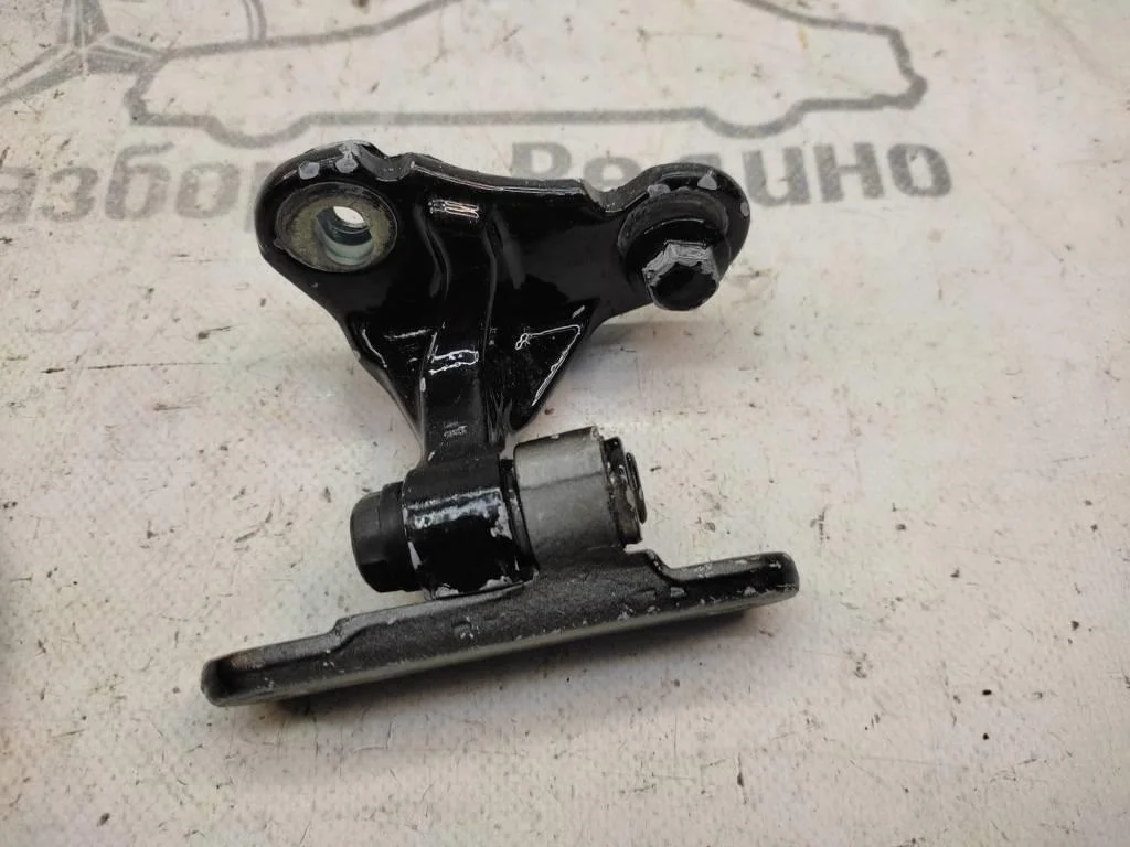 Петля двери Mercedes-Benz