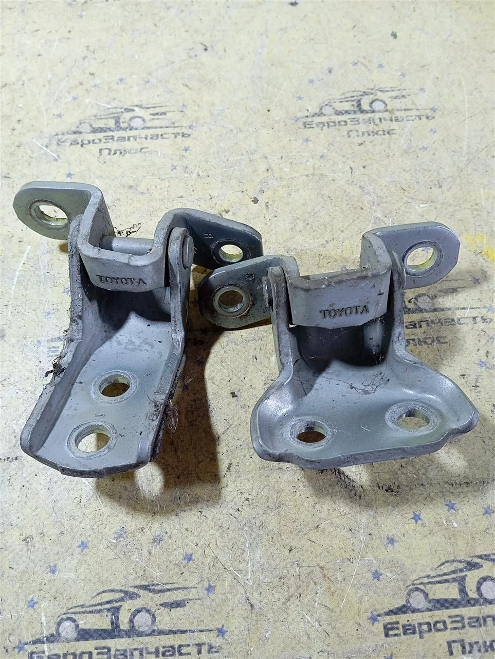 Петли двери Toyota Yaris 6873033020 XP90