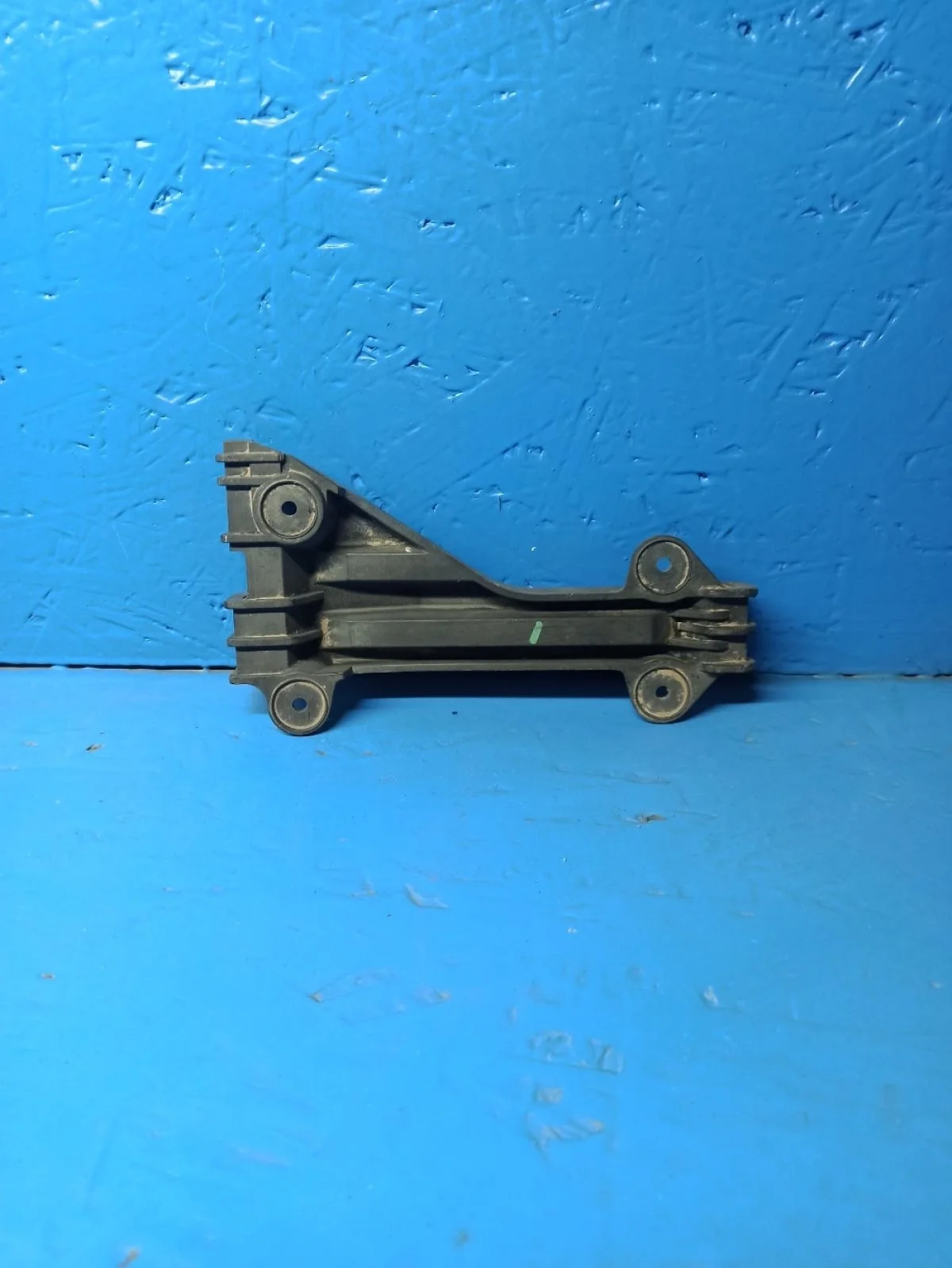 Кронштейн переднего бампера правый Audi A6 C4 (1994—1997)