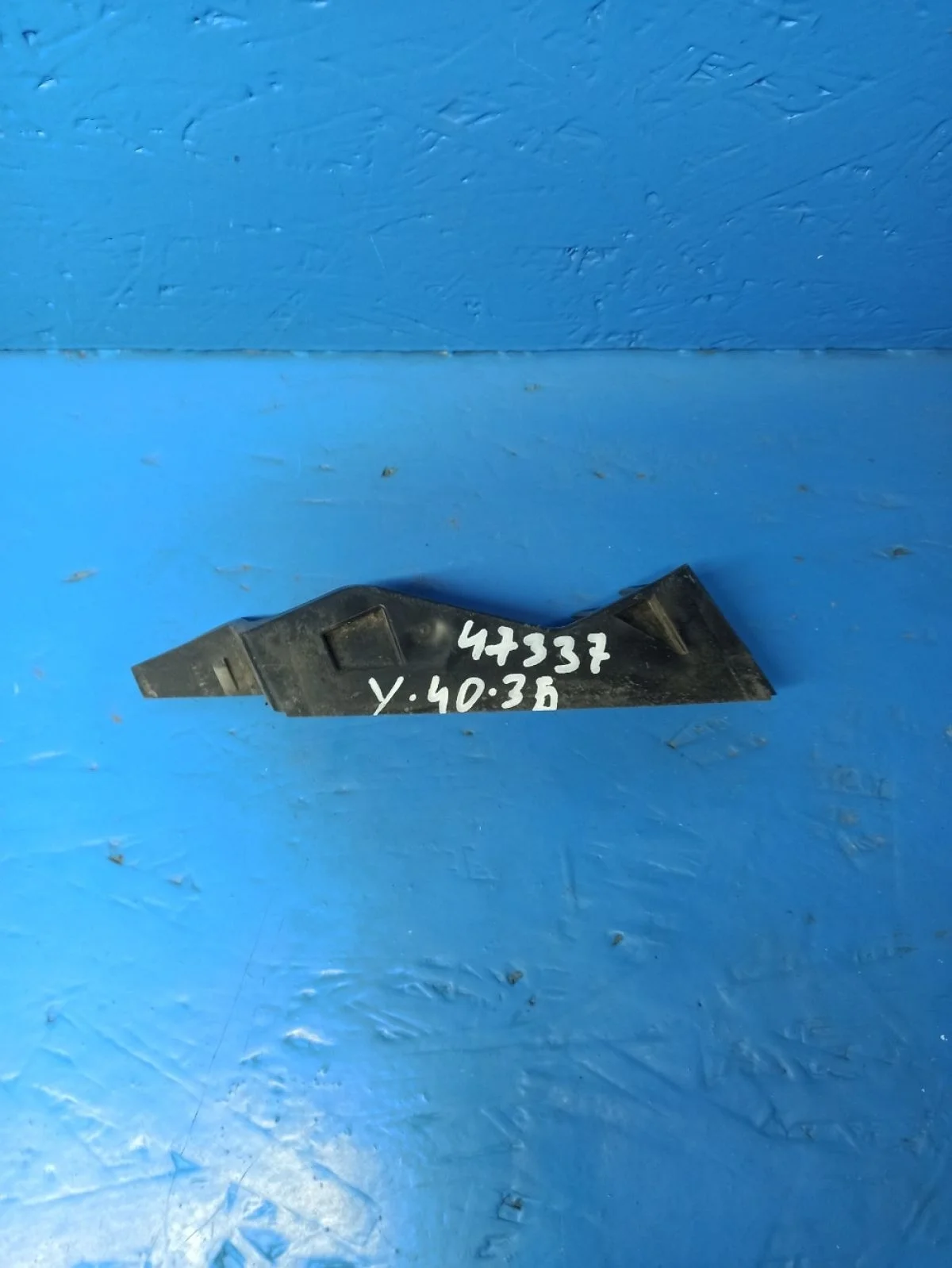 Кронштейн бампера передний левый Passat B6