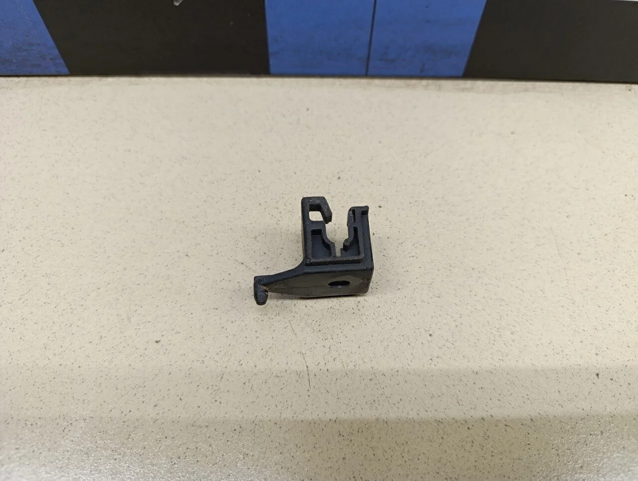 Крепеж фары Matrix 2001-2010