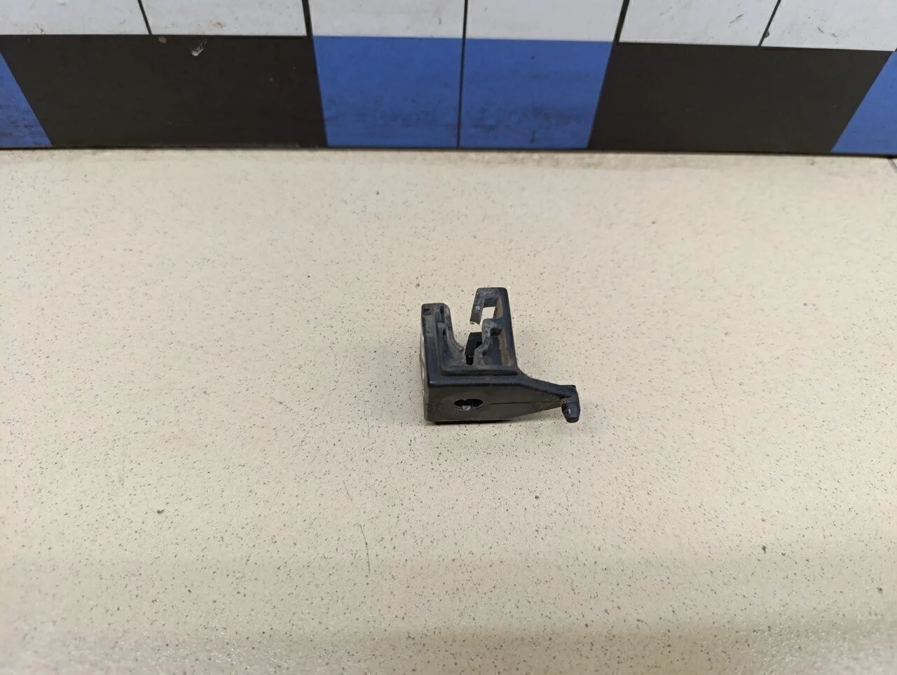 Крепеж фары Matrix 2001-2010