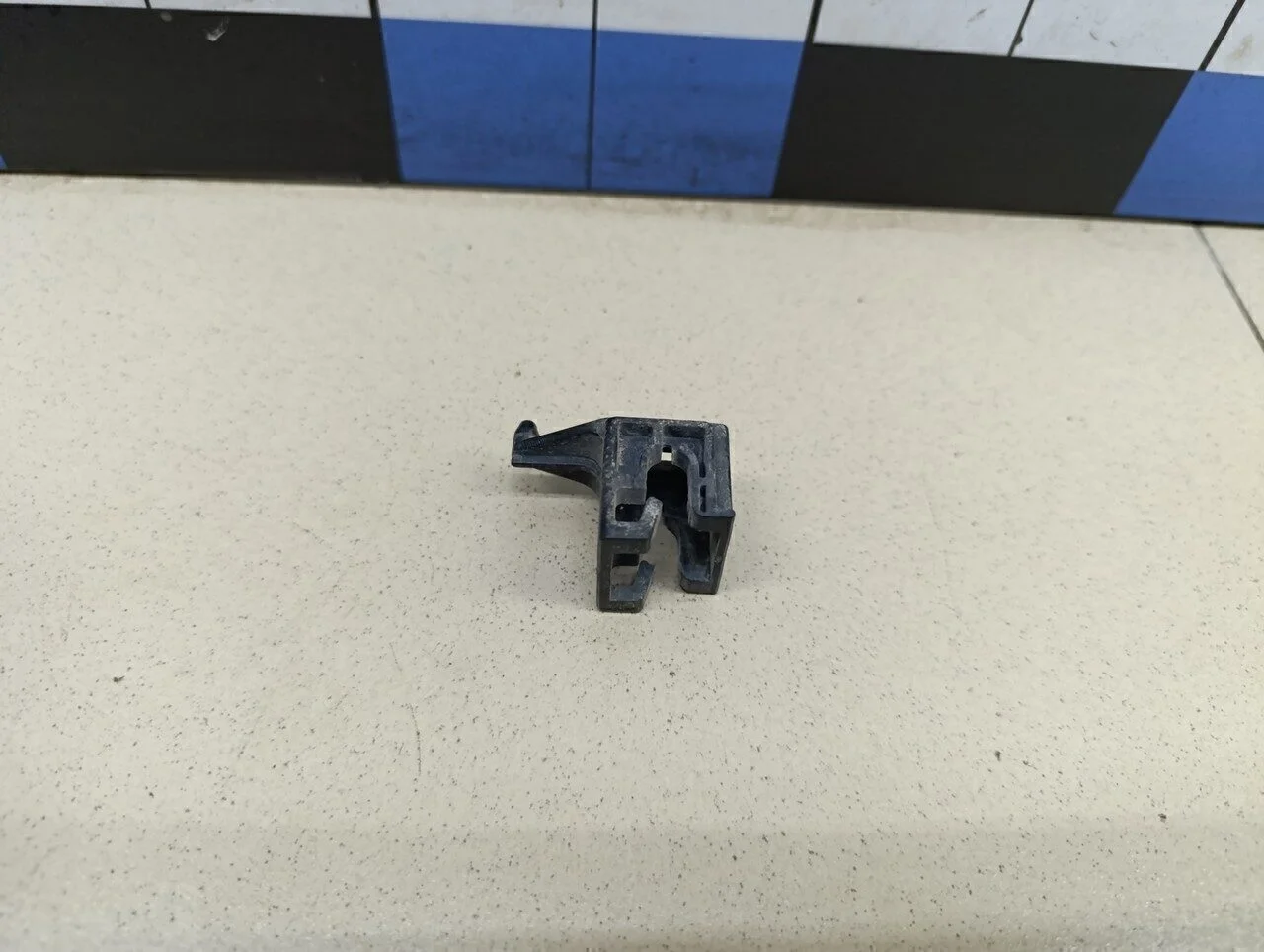 Крепеж фары Matrix 2001-2010