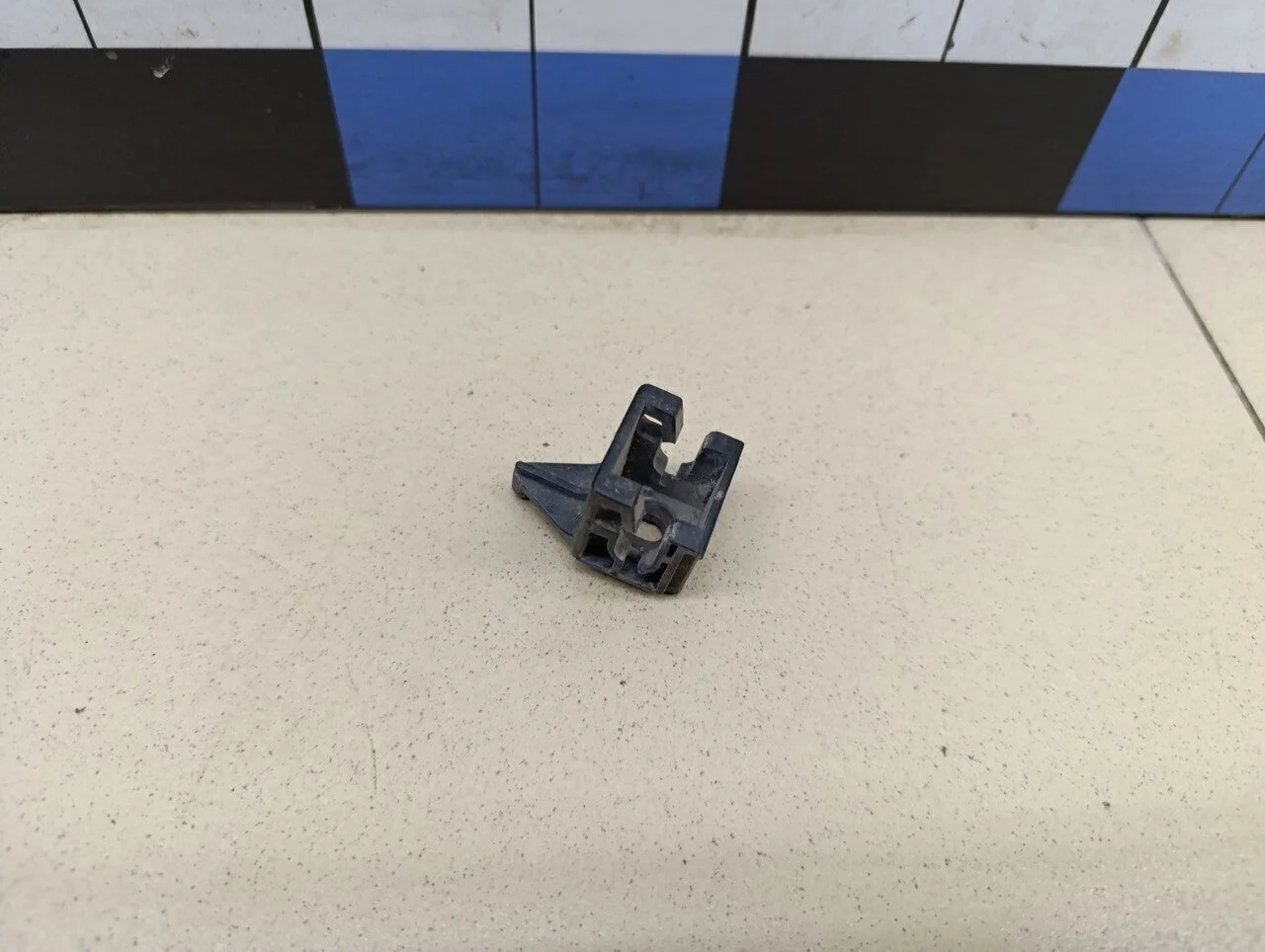 Крепеж фары Matrix 2001-2010