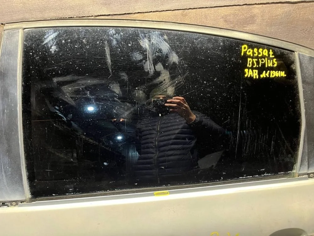 Стекло двери заднее левое Volkswagen Passat B5