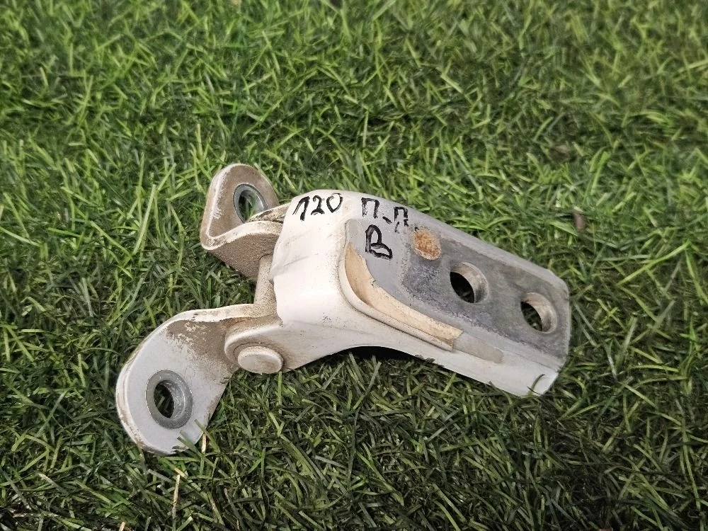 Петля П. П. верхняя на Toyota Corolla E120