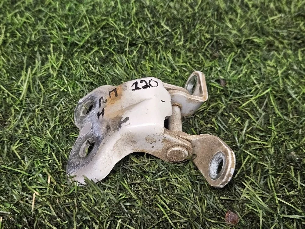 Петля П. П. нижняя на Toyota Corolla E120