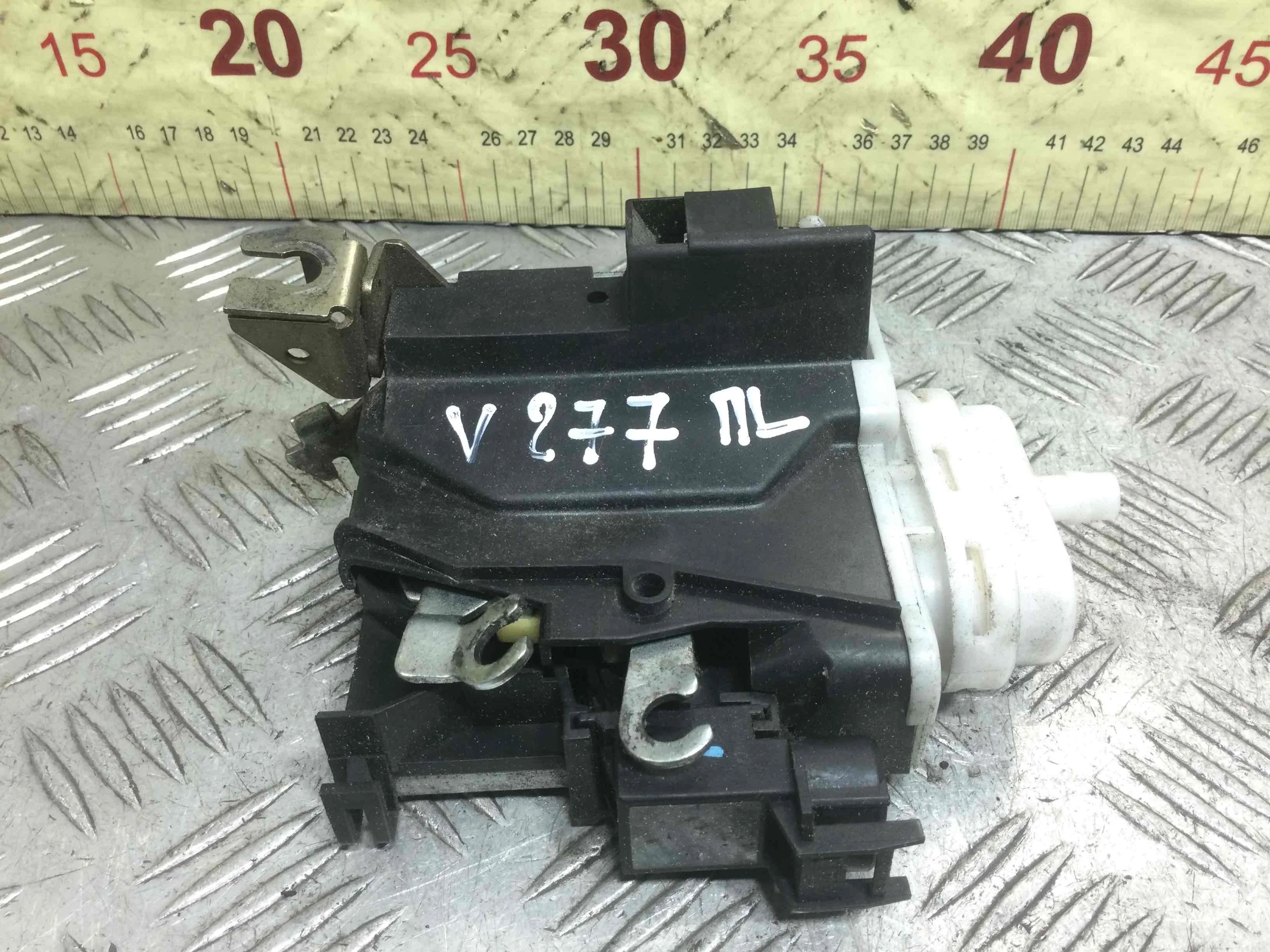 Замок двери передней левой Audi A4 B5 (1994-1999) бензин 1.6 i Механика Седан