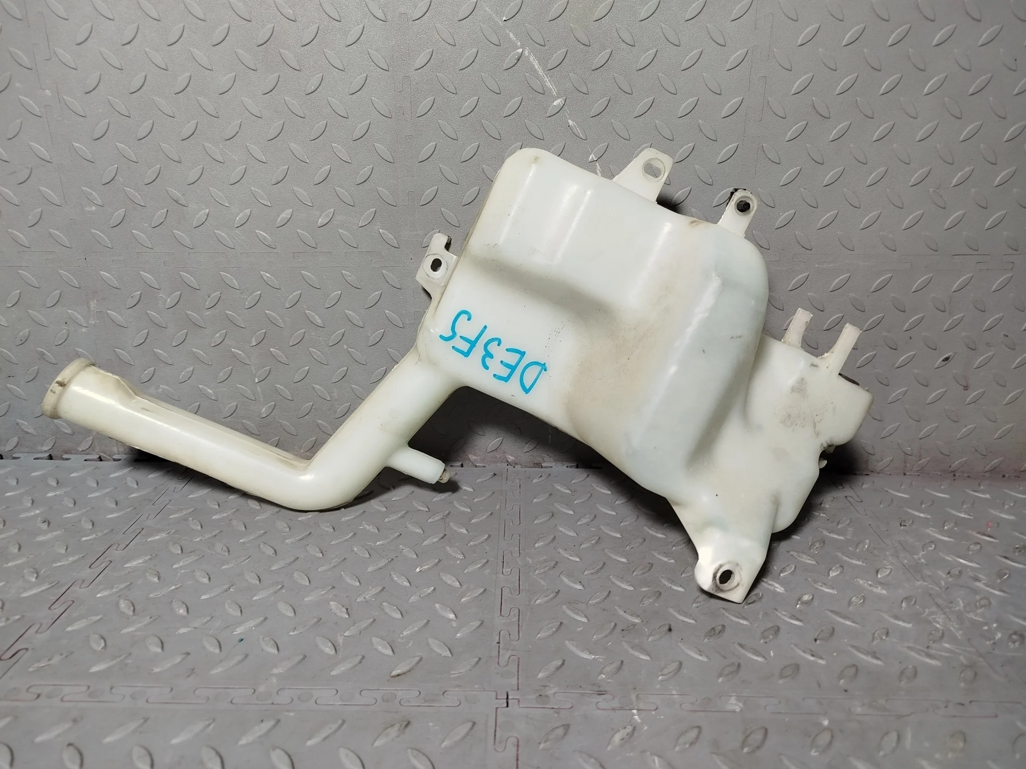 БАЧОК ОМЫВАТЕЛЯ MAZDA D65167481