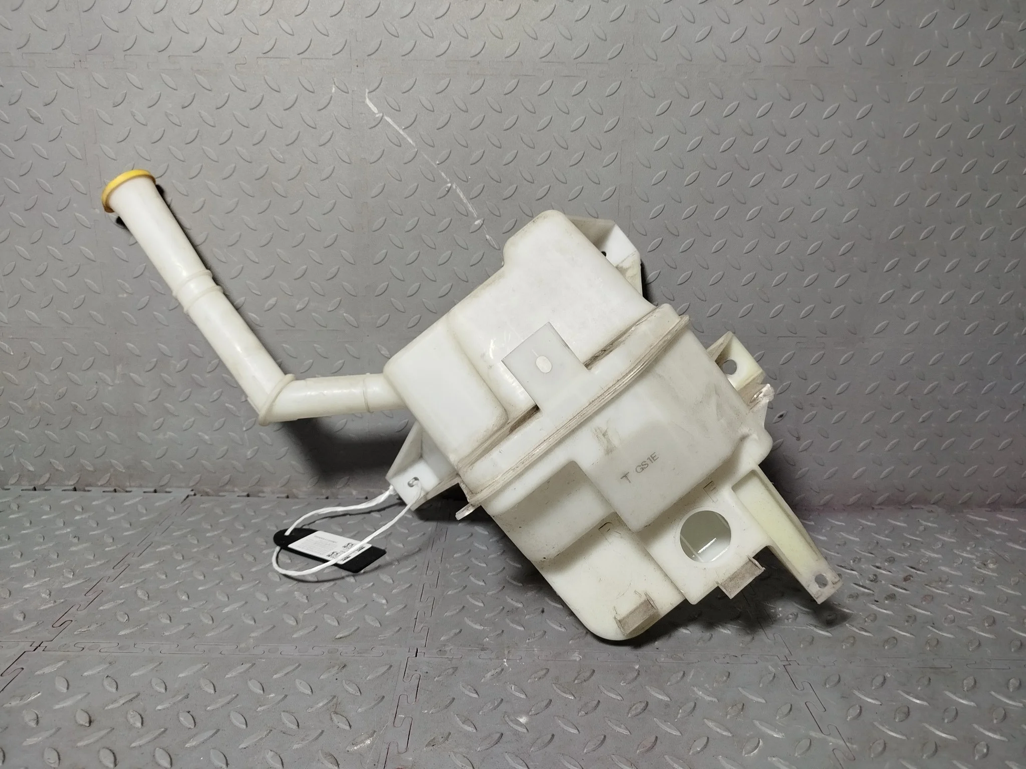 БАЧОК ОМЫВАТЕЛЯ MAZDA GS1E67481